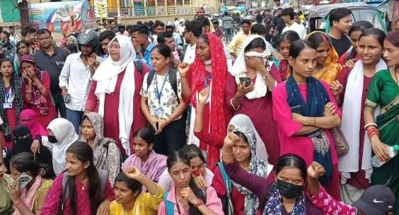 एडमिट कार्ड मांग को लेकर धरने पर छात्रा एडमिट कार्ड मांग को लेकर धरने पर छात्रा