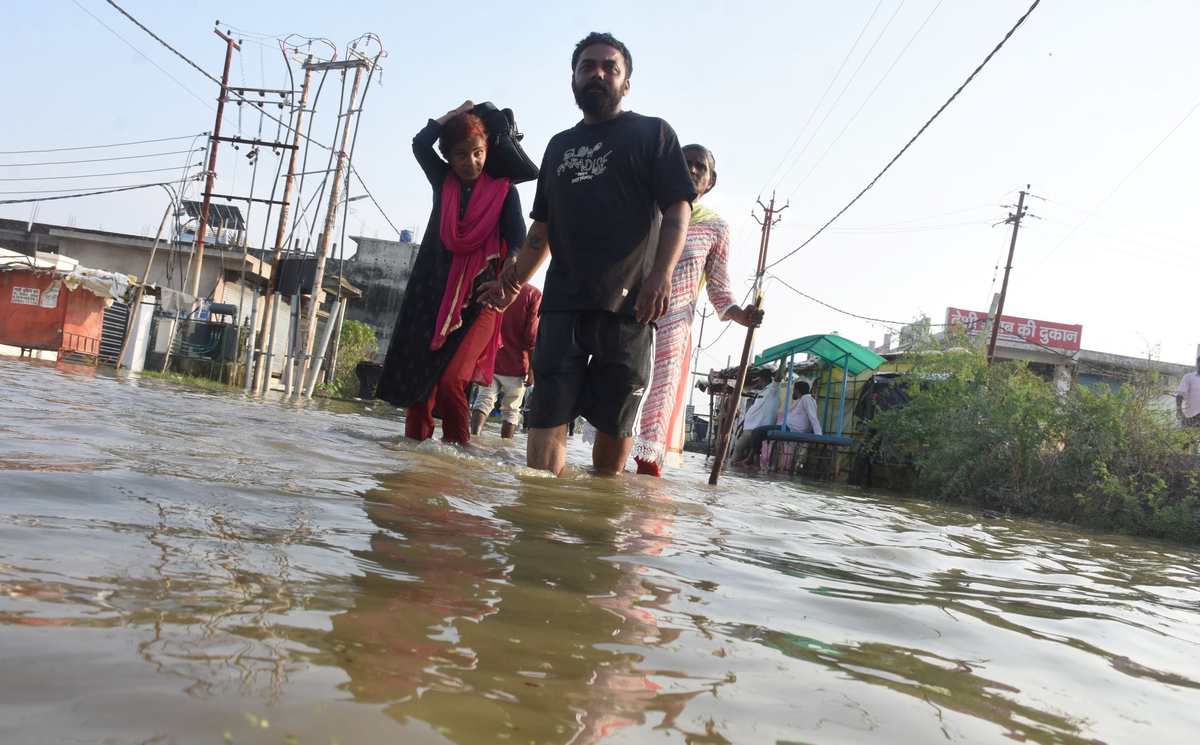 फैजुल्लागंज में बाढ़ से परेशान लोग। फैजुल्लागंज में बाढ़ से परेशान लोग।