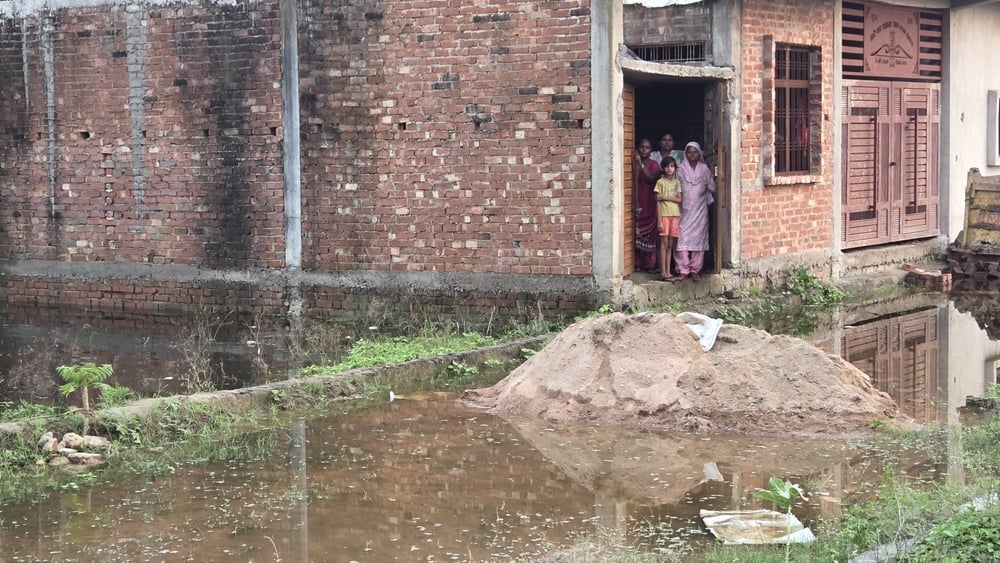 फैजुल्लागंज और सैंथा गांव में बाढ़ के हालात।