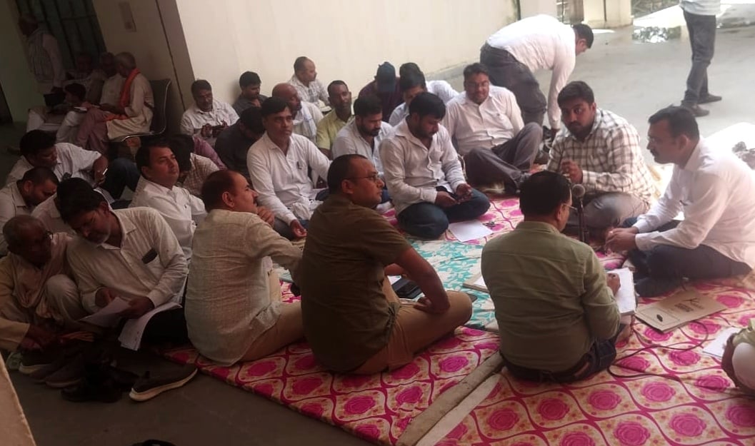 फूलपुर में धरने के दौरान नारेबाजी करते लेखपाल। संवाद