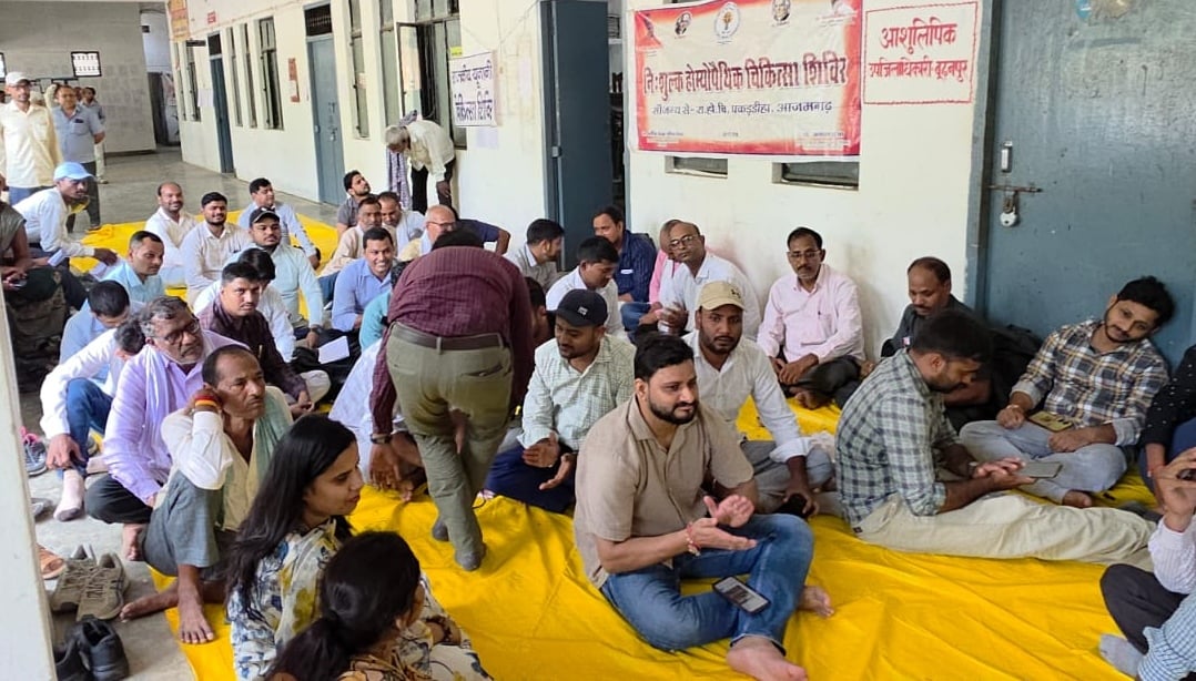 फूलपुर में धरने के दौरान नारेबाजी करते लेखपाल। संवाद