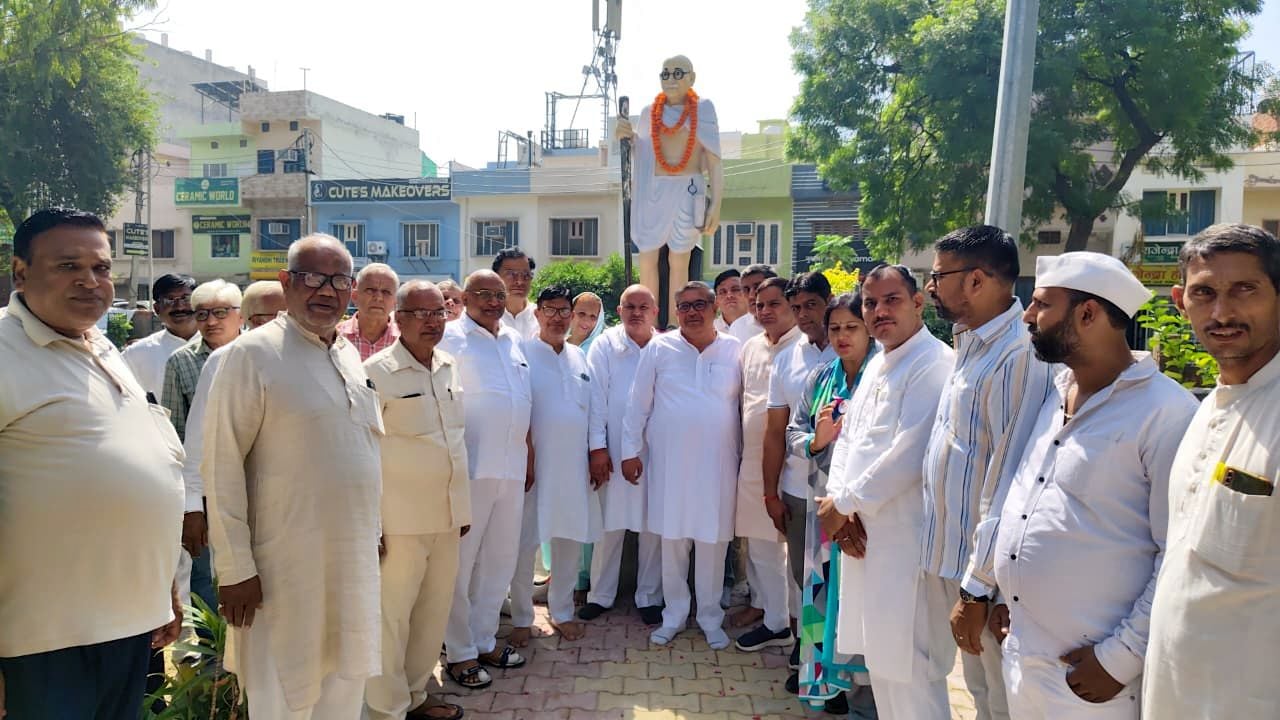फोटो 02जेएनडी08-निजी होटल में हुई बैठक में मौजूद बजरंग दास गर्ग और व्यापारी। स्रोत कार्यकर्ता फोटो 02जेएनडी08-निजी होटल में हुई बैठक में मौजूद बजरंग दास गर्ग और व्यापारी। स्रोत कार्यकर्ता