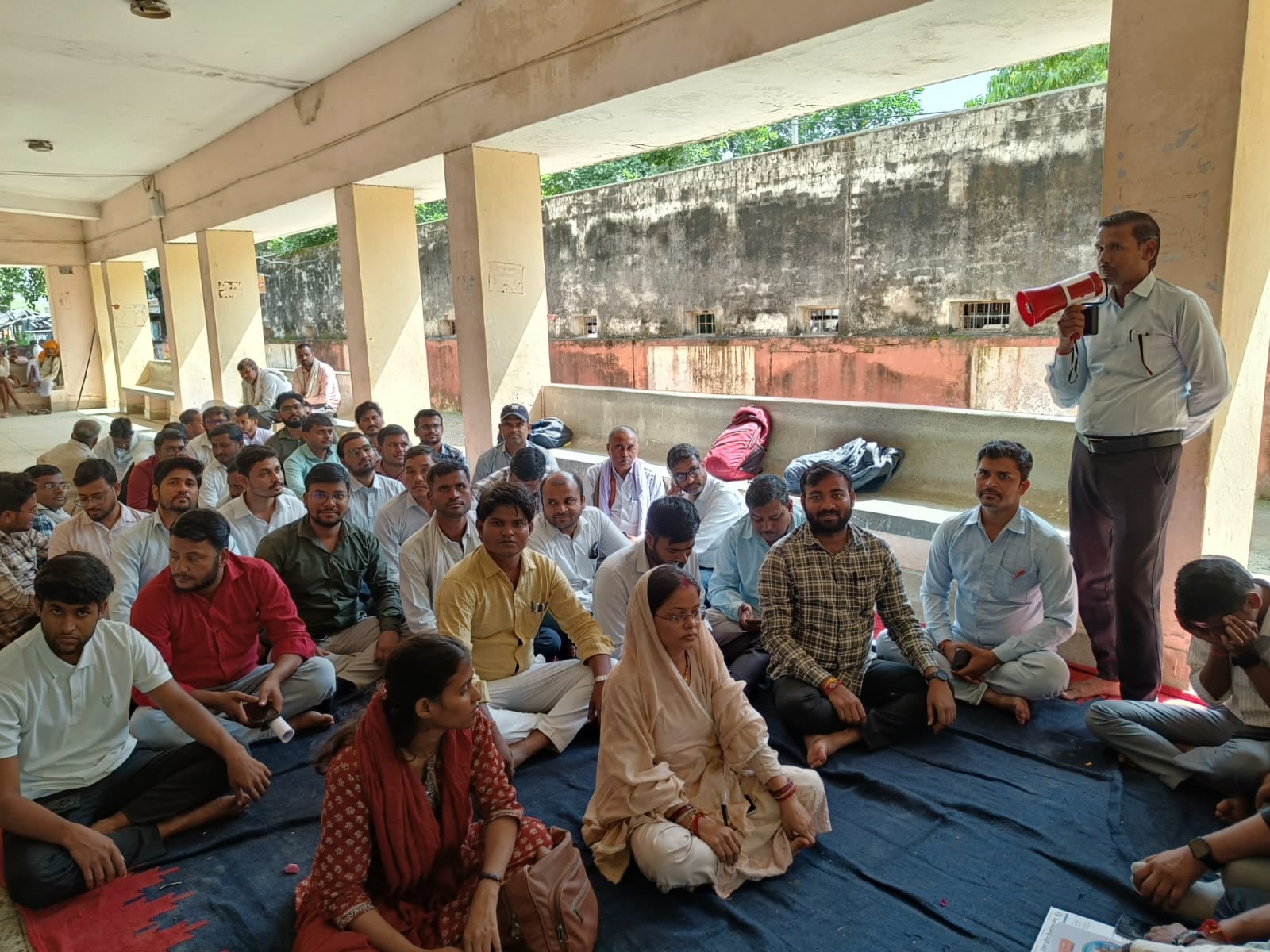 फोटो-11-सदर तहसील में हड़ताल पर बैठे लेखपाल। फोटो-11-सदर तहसील में हड़ताल पर बैठे लेखपाल।