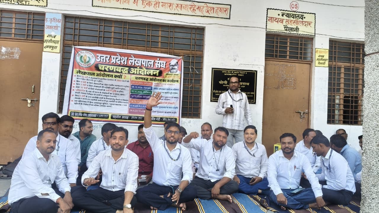 फोटो-11-सदर तहसील में हड़ताल पर बैठे लेखपाल। फोटो-11-सदर तहसील में हड़ताल पर बैठे लेखपाल।