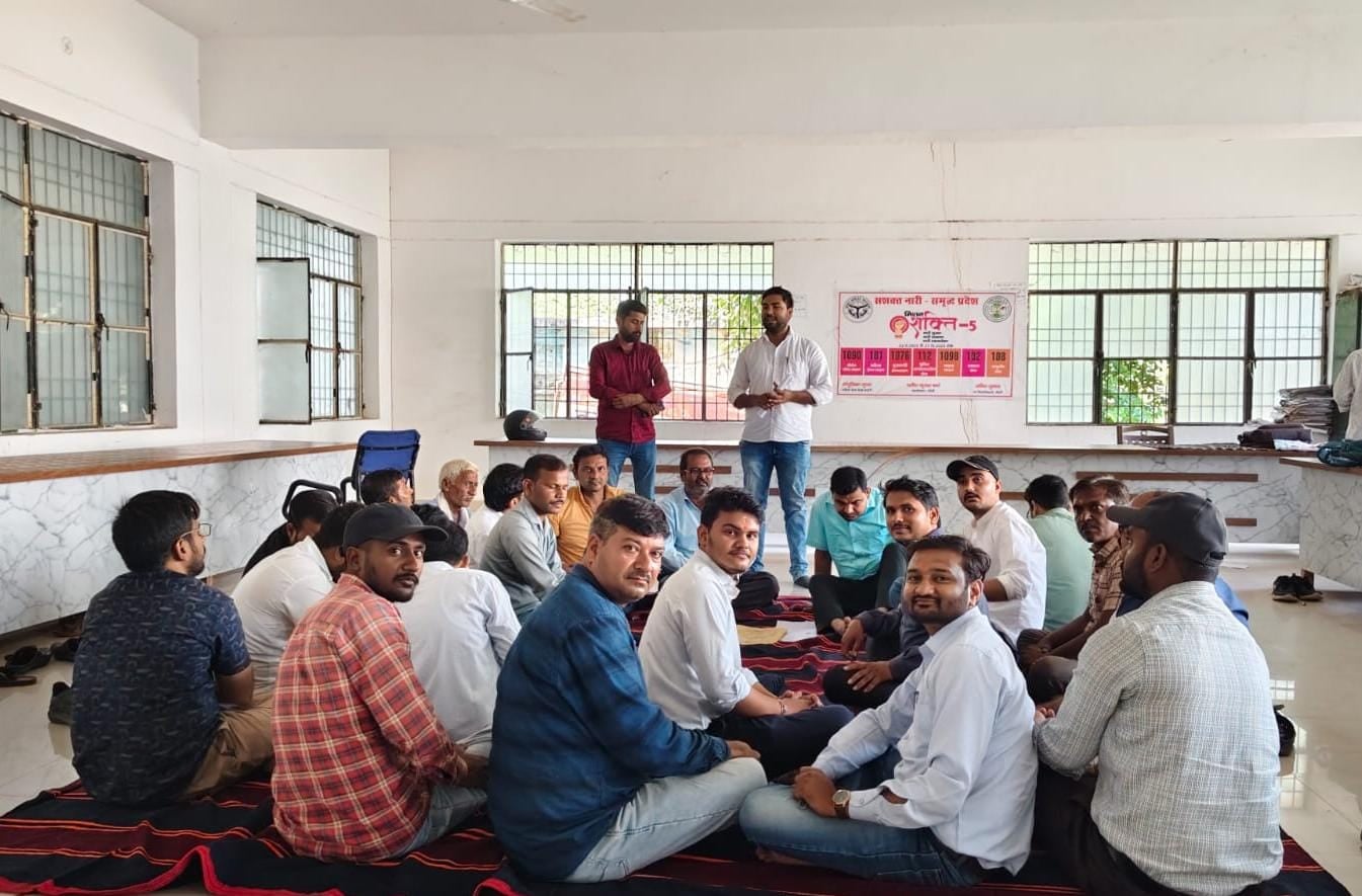 फोटो-11-सदर तहसील में हड़ताल पर बैठे लेखपाल। फोटो-11-सदर तहसील में हड़ताल पर बैठे लेखपाल।
