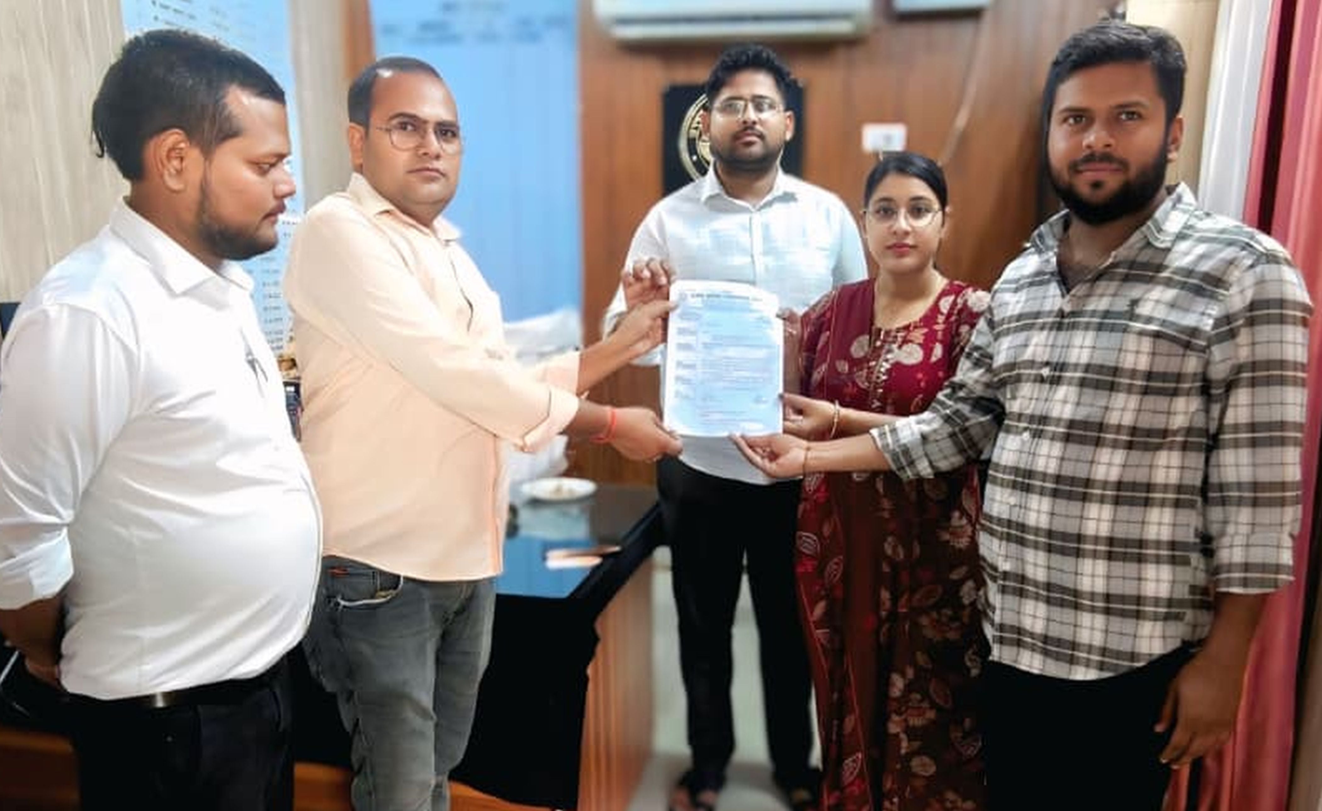 फोटो-11-सदर तहसील में नायब तहसीलदार लक्ष्मी बाजपेयी को ज्ञापन सौंपते लेखपाल। संवाद फोटो-11-सदर तहसील में नायब तहसीलदार लक्ष्मी बाजपेयी को ज्ञापन सौंपते लेखपाल। संवाद