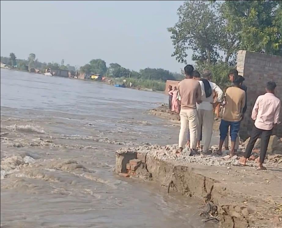 फोटो-12 समैचीपुर चितार में कटान करती गंगा। संवाद फोटो-12 समैचीपुर चितार में कटान करती गंगा। संवाद