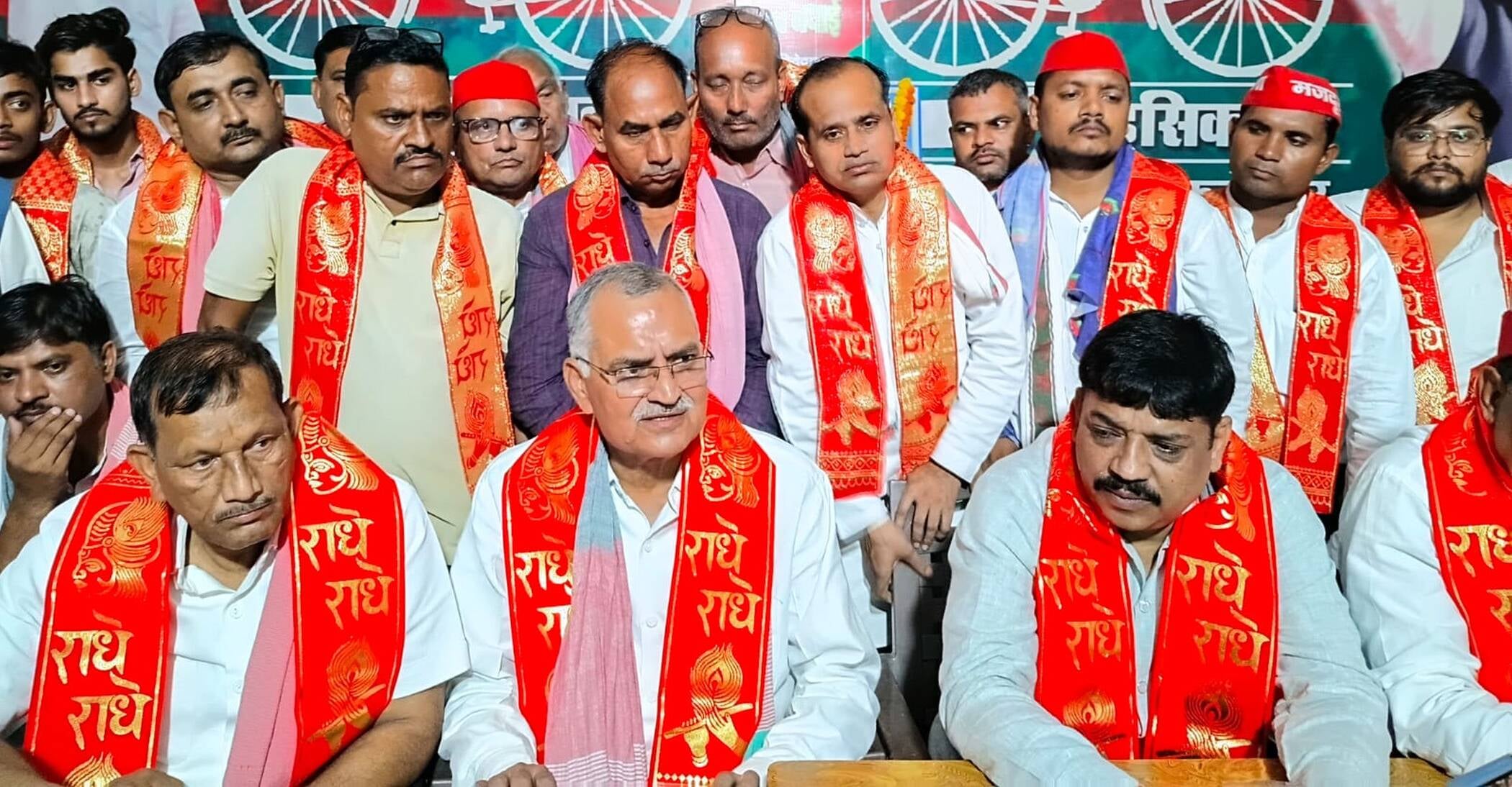 फोटो-13-सपा पार्टी कार्यालय में वार्ता करते जिलाध्यक्ष व अन्य। संवाद फोटो-13-सपा पार्टी कार्यालय में वार्ता करते जिलाध्यक्ष व अन्य। संवाद