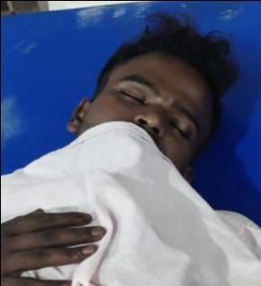 फोटो-20 लोहिया अस्पताल में एसओ कादरीगेट से होती बजरंगदल कार्यकर्ताओं की नोकझोंक। संवाद फोटो-20 लोहिया अस्पताल में एसओ कादरीगेट से होती बजरंगदल कार्यकर्ताओं की नोकझोंक। संवाद