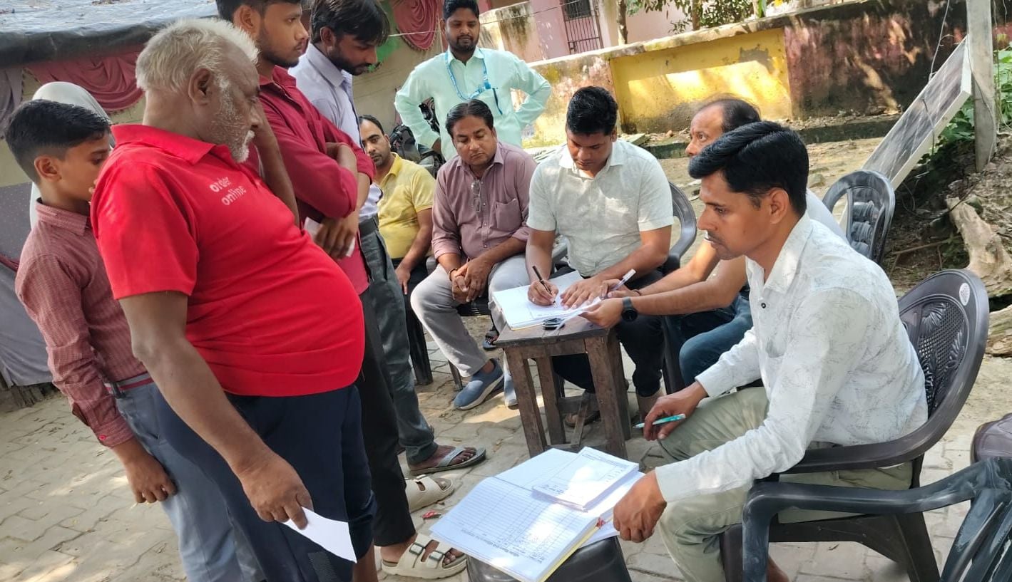 फोटो 21 - सिढ़पुरा में सीएचसी के बाहर बैठकर टीकाकरण करती स्वास्थ्य कर्मी। स्रोत : संवाद फोटो 21 - सिढ़पुरा में सीएचसी के बाहर बैठकर टीकाकरण करती स्वास्थ्य कर्मी। स्रोत : संवाद