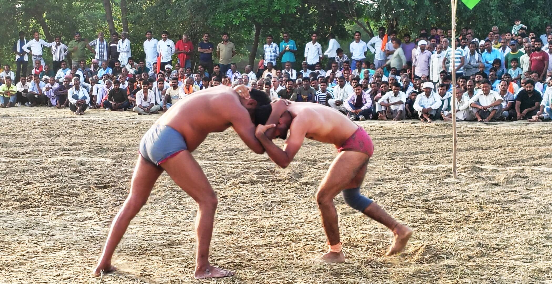 फोटो-23-दंगल में कुश्ती कला का प्रदर्शन करते पहलवान। संवाद फोटो-23-दंगल में कुश्ती कला का प्रदर्शन करते पहलवान। संवाद