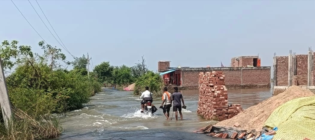 फोटो-27 गांव अंबरपुर के रास्ते पर भरा बाढ़ के पानी से निकलते लोग। संवाद फोटो-27 गांव अंबरपुर के रास्ते पर भरा बाढ़ के पानी से निकलते लोग। संवाद