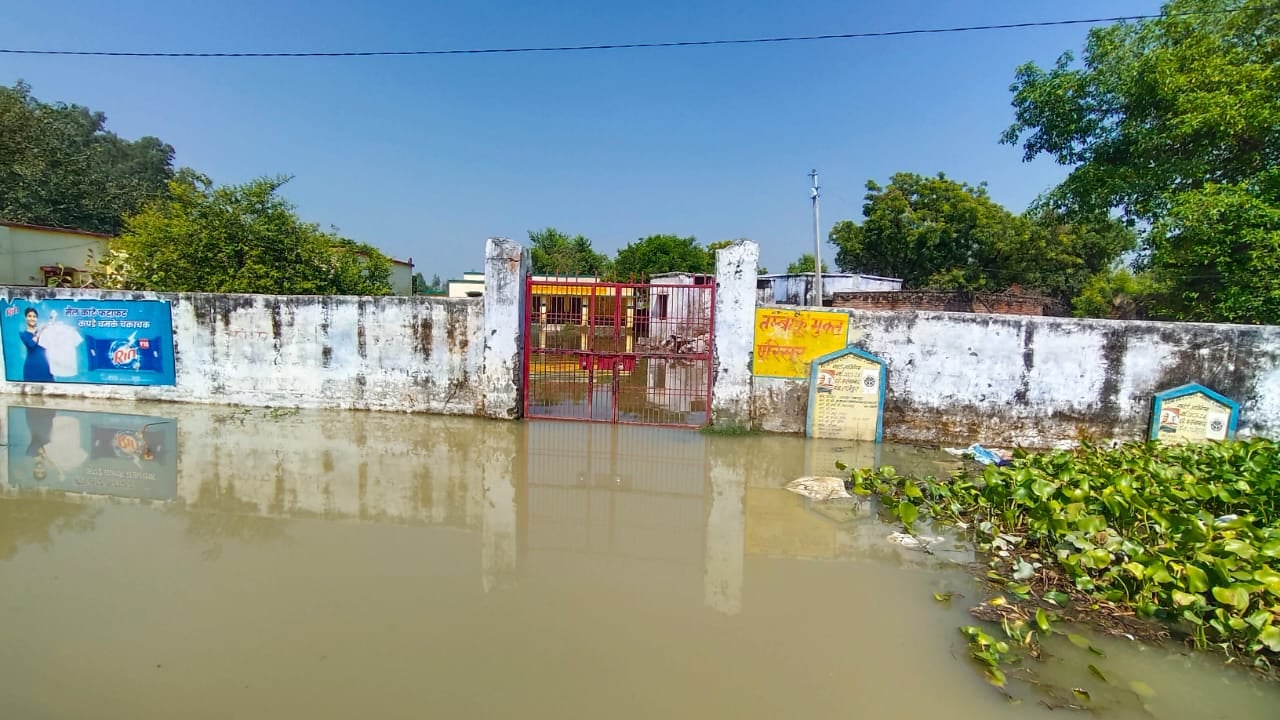 फोटो-27 गांव अंबरपुर के रास्ते पर भरा बाढ़ के पानी से निकलते लोग। संवाद फोटो-27 गांव अंबरपुर के रास्ते पर भरा बाढ़ के पानी से निकलते लोग। संवाद