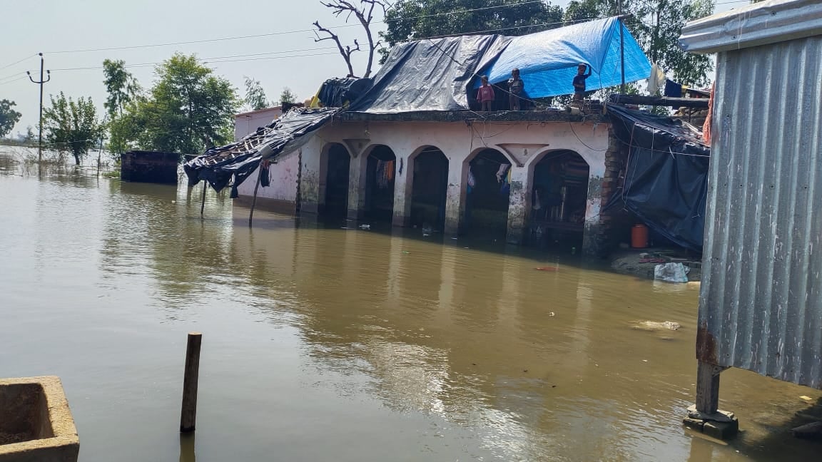 फोटो-27 गांव अंबरपुर के रास्ते पर भरा बाढ़ के पानी से निकलते लोग। संवाद फोटो-27 गांव अंबरपुर के रास्ते पर भरा बाढ़ के पानी से निकलते लोग। संवाद