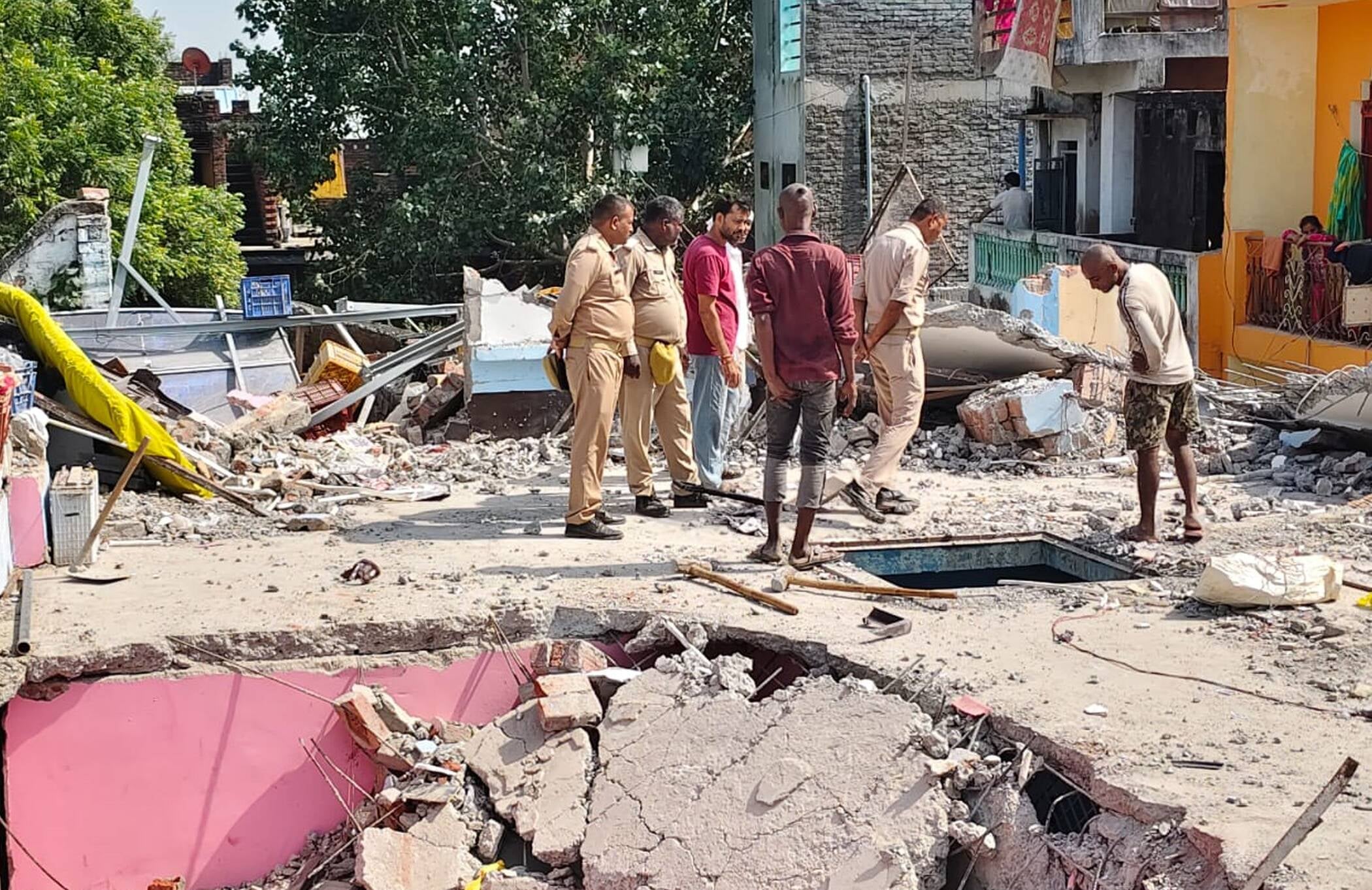 फोटो-44-पड़ोसी के घर मलबा हटाने के बाद मिली फुलझड़ी (महताब)। संवाद फोटो-44-पड़ोसी के घर मलबा हटाने के बाद मिली फुलझड़ी (महताब)। संवाद