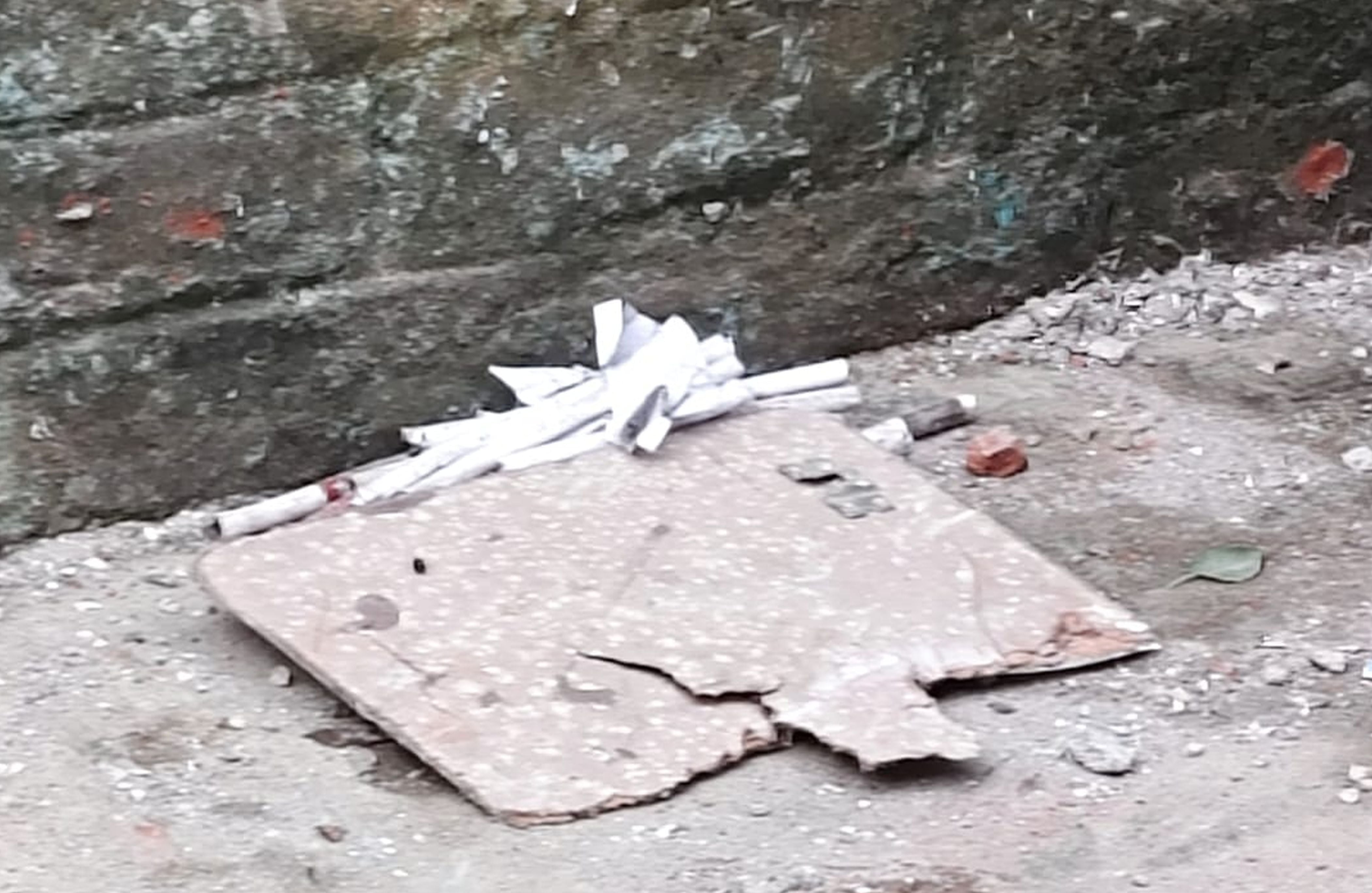 फोटो-44-पड़ोसी के घर मलबा हटाने के बाद मिली फुलझड़ी (महताब)। संवाद फोटो-44-पड़ोसी के घर मलबा हटाने के बाद मिली फुलझड़ी (महताब)। संवाद