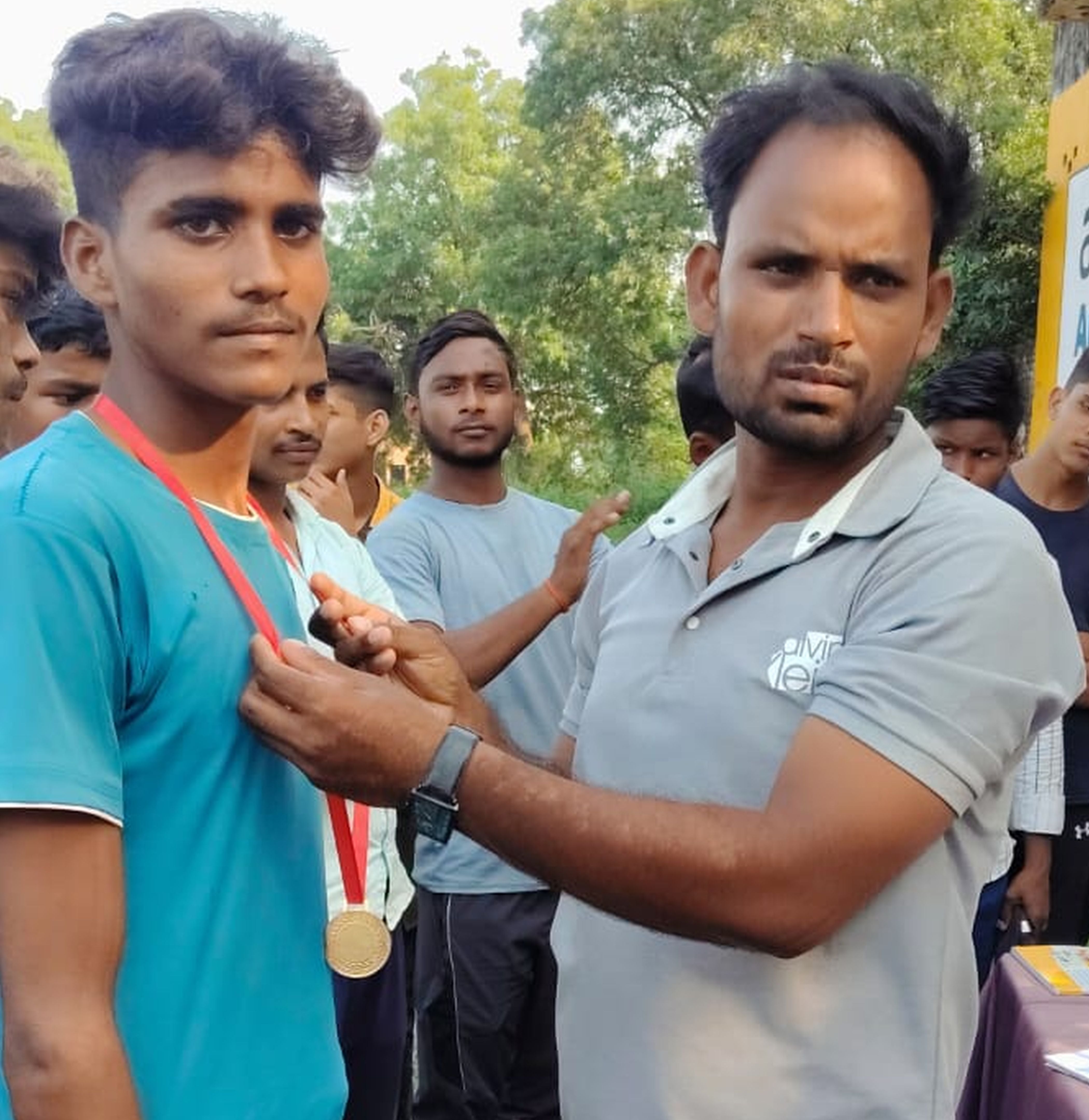 फोटो-49-अमौली के बलदेव गिरि इंटर कॉलेज में विजेता अंश को सम्मानित करते शिक्षक। संवाद फोटो-49-अमौली के बलदेव गिरि इंटर कॉलेज में विजेता अंश को सम्मानित करते शिक्षक। संवाद