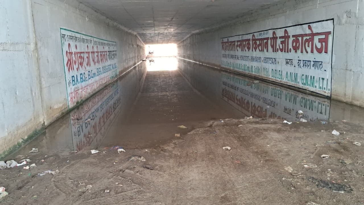 गोरखपुर लिंक एक्सप्रेस वे के 83.500 किलोमीटर के पास क्षतिग्रस्त सड़क। गोरखपुर लिंक एक्सप्रेस वे के 83.500 किलोमीटर के पास क्षतिग्रस्त सड़क।