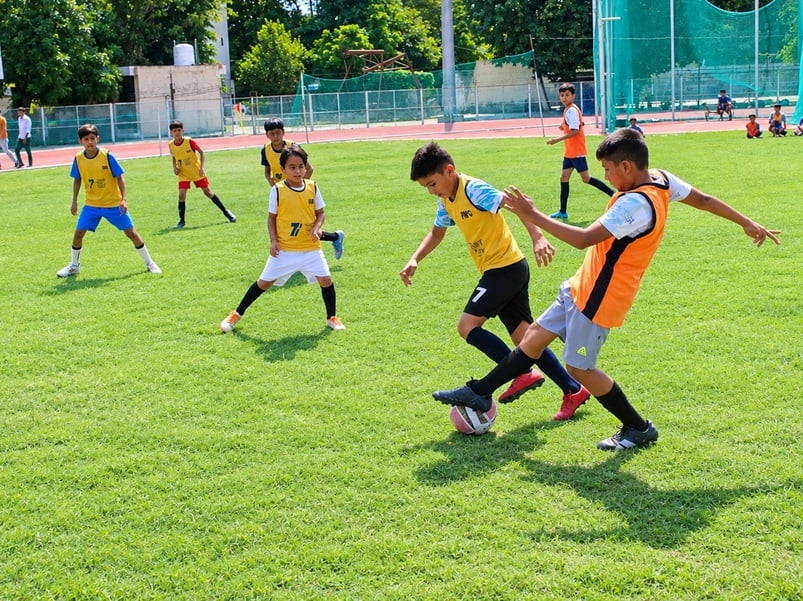 ग्रासरूट फुटबॉल प्रतियोगिता में प्रतिद्वंद्वी टीम के खिलाड़ी से बाॅल लेते समय डीएवी पुलिस पब्ल ग्रासरूट फुटबॉल प्रतियोगिता में प्रतिद्वंद्वी टीम के खिलाड़ी से बाॅल लेते समय डीएवी पुलिस पब्ल