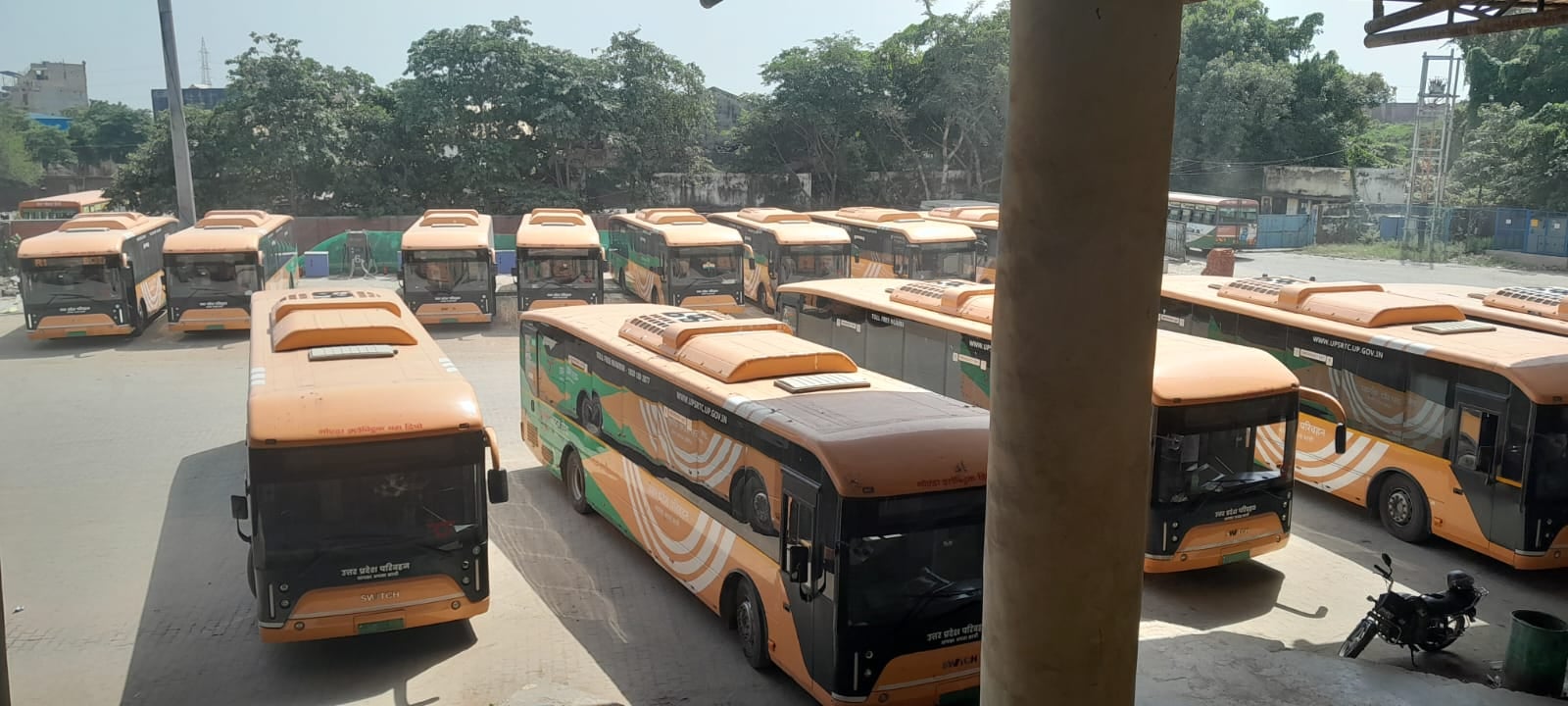 ग्रेटर नोएडा के कासना बस डिपो में चार्जिंग के लिए आई ई-बसें। संवाद ग्रेटर नोएडा के कासना बस डिपो में चार्जिंग के लिए आई ई-बसें। संवाद