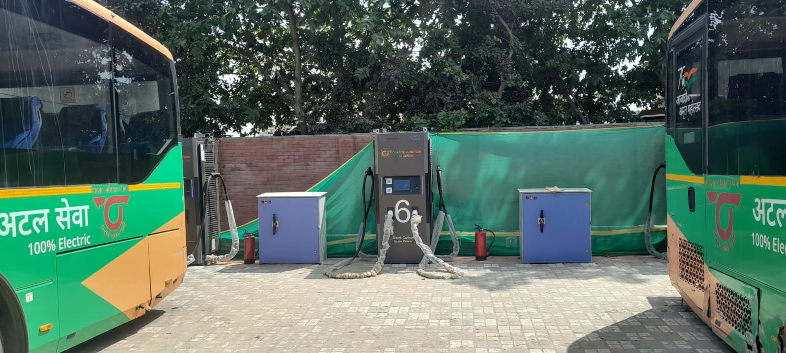 ग्रेटर नोएडा के कासना बस डिपो में चार्जिंग के लिए आई ई-बसें। संवाद ग्रेटर नोएडा के कासना बस डिपो में चार्जिंग के लिए आई ई-बसें। संवाद