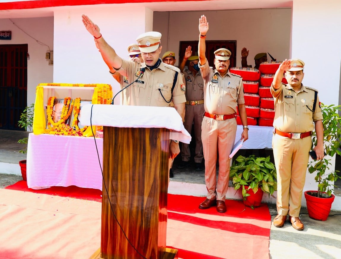 गांधी जयंती पर महापुरुषाें के चित्र पर पुष्पांजलि अर्पित करते सहकारी बैंक के चेयरमैन डीपीएस राठ