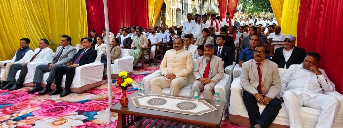 गांधी जयंती पर महापुरुषाें के चित्र पर पुष्पांजलि अर्पित करते सहकारी बैंक के चेयरमैन डीपीएस राठ