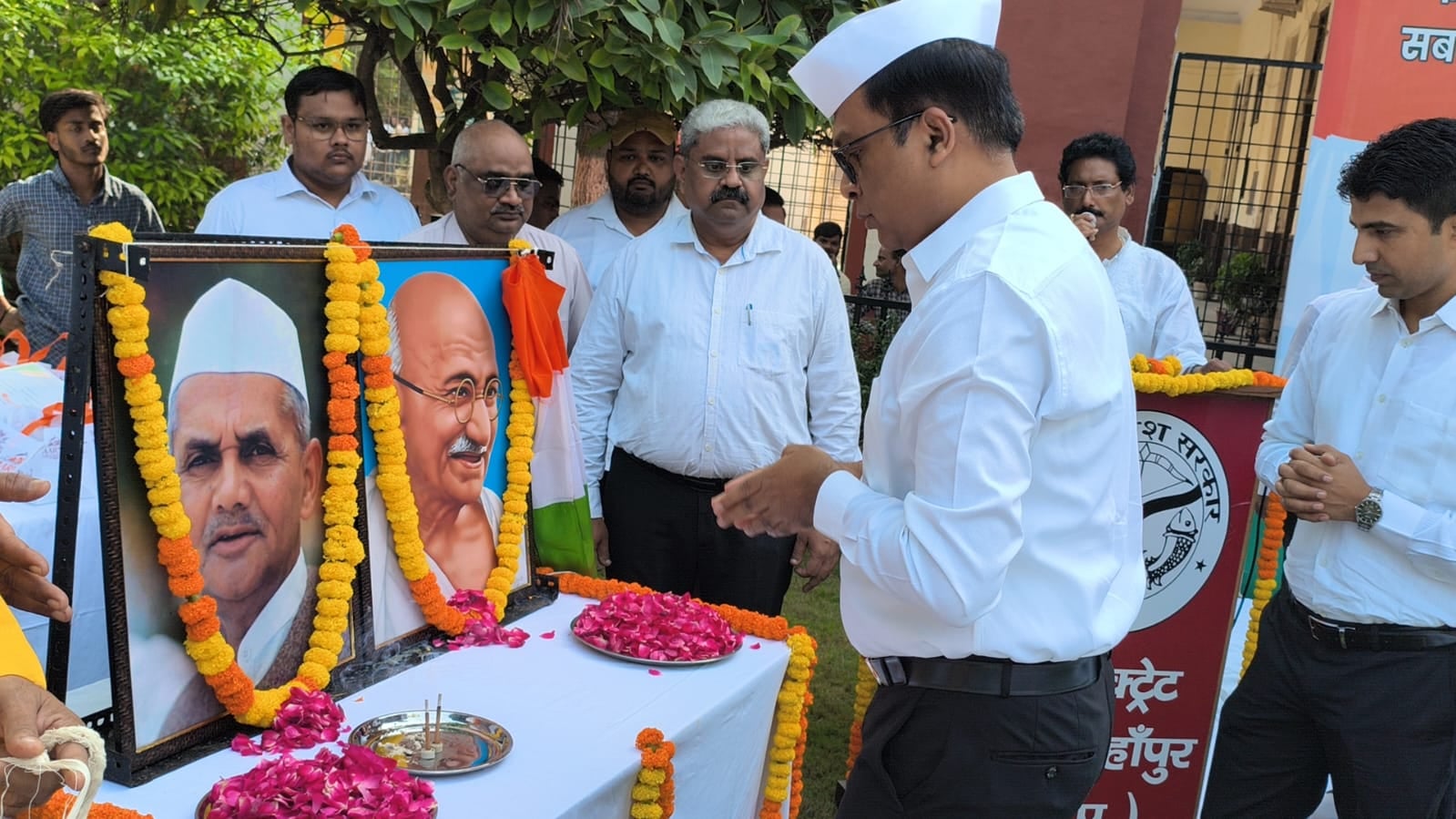 गांधी जयंती पर महापुरुषाें के चित्र पर पुष्पांजलि अर्पित करते सहकारी बैंक के चेयरमैन डीपीएस राठ