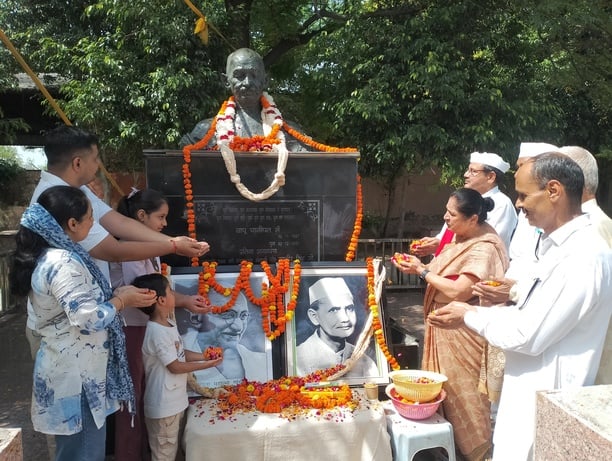 गांधी जयंती पर साफ सफाई करते शिक्षा मंत्री महीपाल ढांडा, प्रदेशाण्यक्ष डॉ. अर्चना गुप्ता और अन गांधी जयंती पर साफ सफाई करते शिक्षा मंत्री महीपाल ढांडा, प्रदेशाण्यक्ष डॉ. अर्चना गुप्ता और अन