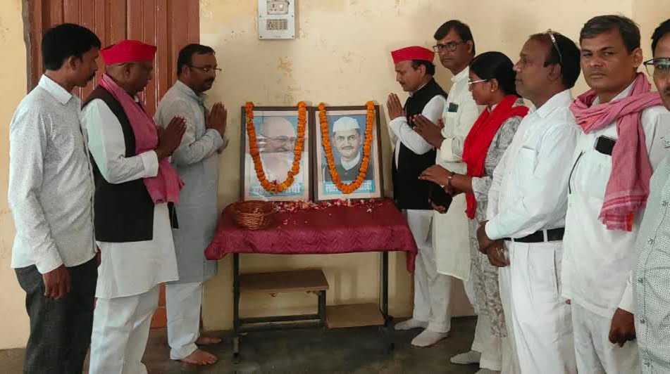 गांधी जयंती पर देवकली में स्वच्छता अभियान के तहत सफाई करते लोग-स्रोत-जागरूक पाठक गांधी जयंती पर देवकली में स्वच्छता अभियान के तहत सफाई करते लोग-स्रोत-जागरूक पाठक