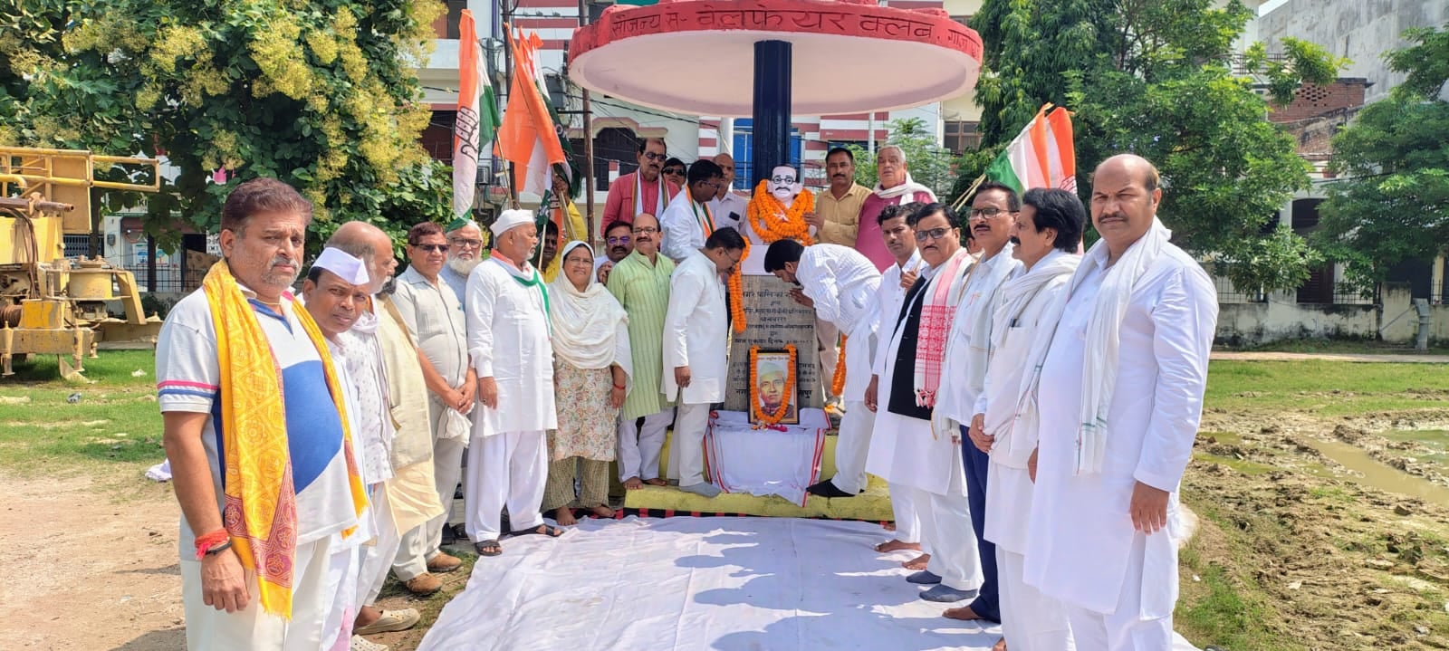 गांधी जयंती पर देवकली में स्वच्छता अभियान के तहत सफाई करते लोग-स्रोत-जागरूक पाठक गांधी जयंती पर देवकली में स्वच्छता अभियान के तहत सफाई करते लोग-स्रोत-जागरूक पाठक
