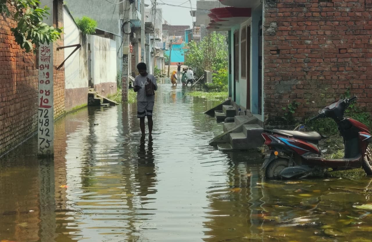हिदायतनगर में मकानों के चारों ओर जलभराव। संवाद हिदायतनगर में मकानों के चारों ओर जलभराव। संवाद