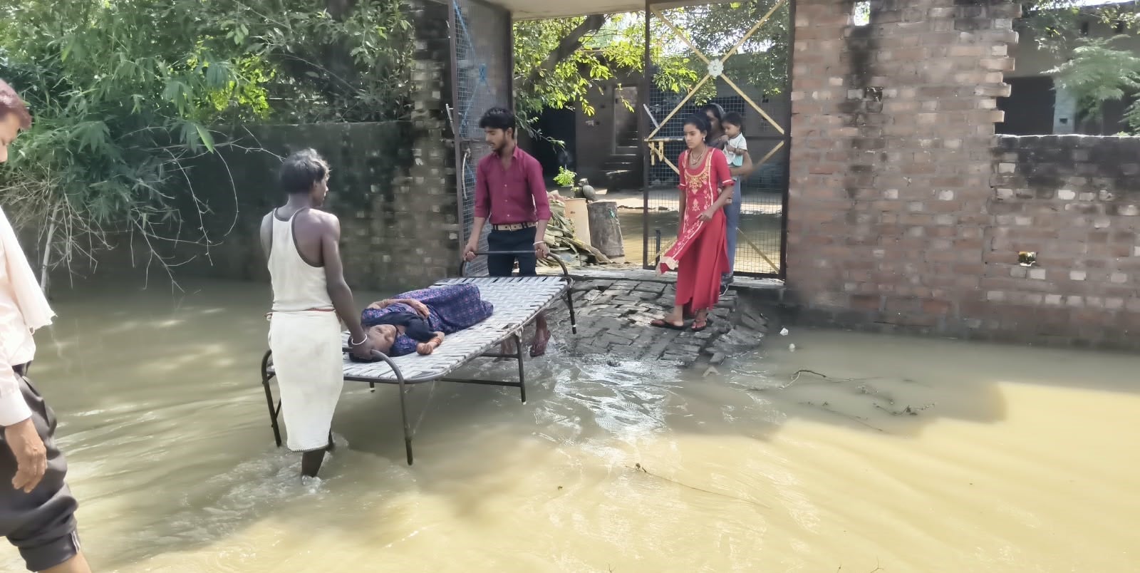जलालाबाद के कुंडरी गांव में खाने के पैकेट वितरित किए गए। स्रोत : प्रशासन जलालाबाद के कुंडरी गांव में खाने के पैकेट वितरित किए गए। स्रोत : प्रशासन