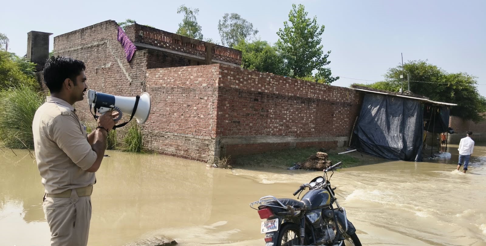 जलालाबाद के कुंडरी गांव में खाने के पैकेट वितरित किए गए। स्रोत : प्रशासन जलालाबाद के कुंडरी गांव में खाने के पैकेट वितरित किए गए। स्रोत : प्रशासन