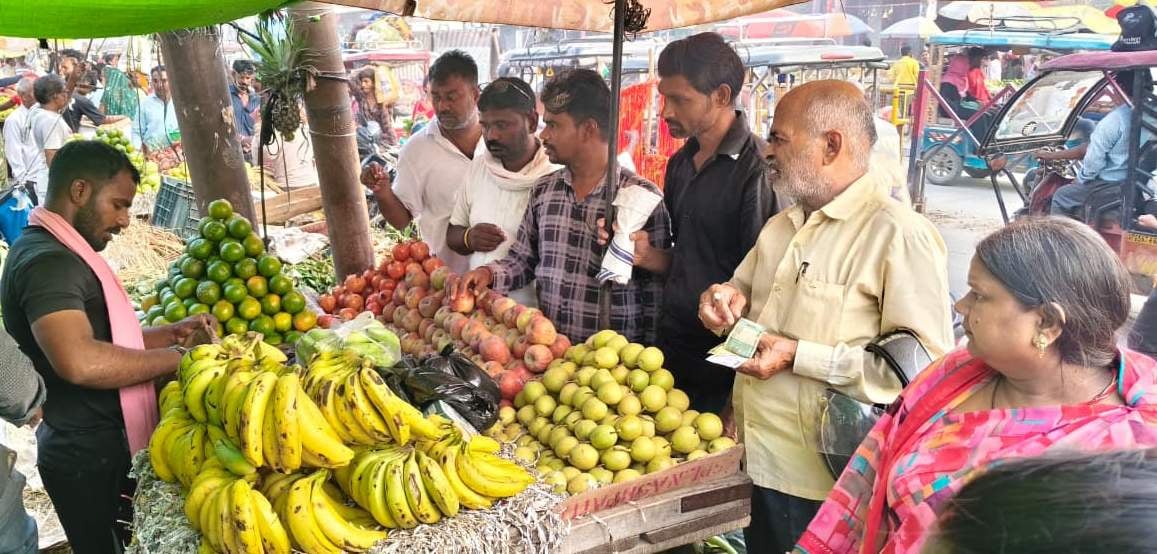 जीउतपुत्रिका के पूर्व संध्या पीडीडीयू नगर में फलों की खरीदारी करती महिलाएं। संवाद जीउतपुत्रिका के पूर्व संध्या पीडीडीयू नगर में फलों की खरीदारी करती महिलाएं। संवाद