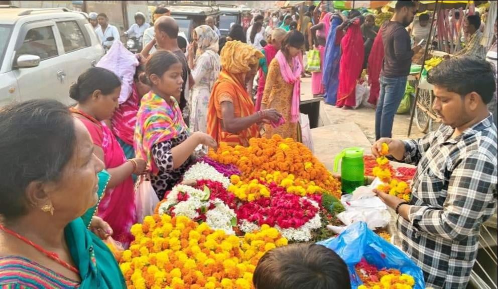 जीउतपुत्रिका के पूर्व संध्या पीडीडीयू नगर में फलों की खरीदारी करती महिलाएं। संवाद जीउतपुत्रिका के पूर्व संध्या पीडीडीयू नगर में फलों की खरीदारी करती महिलाएं। संवाद
