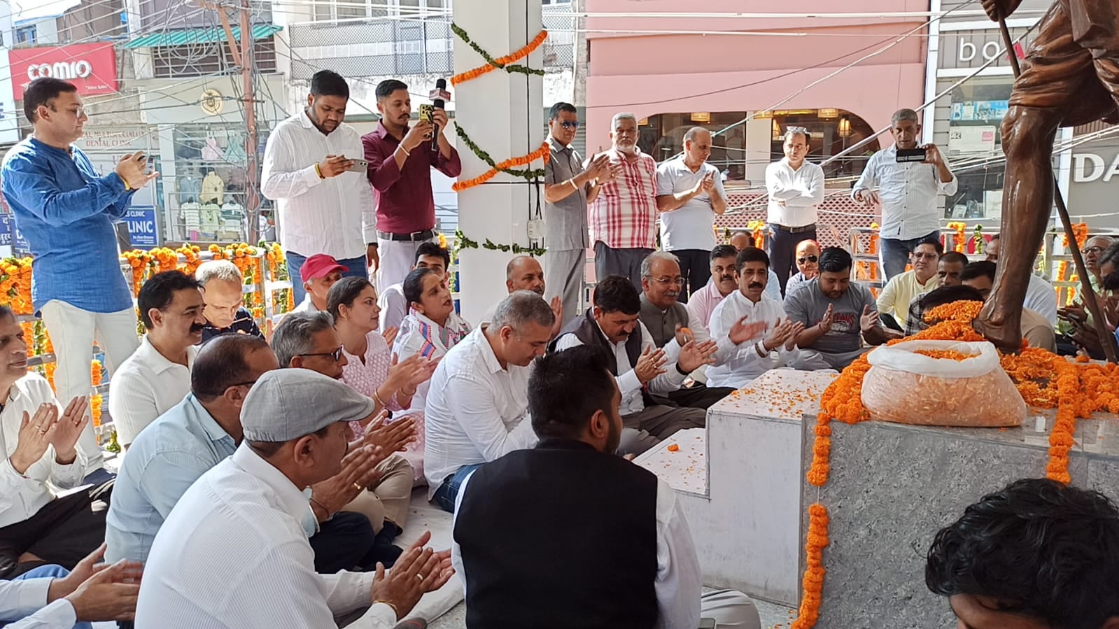 जय भीमा युवा मंडल समिति बटराण के सदस्य राष्ट्रपिता महात्मा गांधी को श्रद्धांजलि देते हुए। स्रोत जय भीमा युवा मंडल समिति बटराण के सदस्य राष्ट्रपिता महात्मा गांधी को श्रद्धांजलि देते हुए। स्रोत