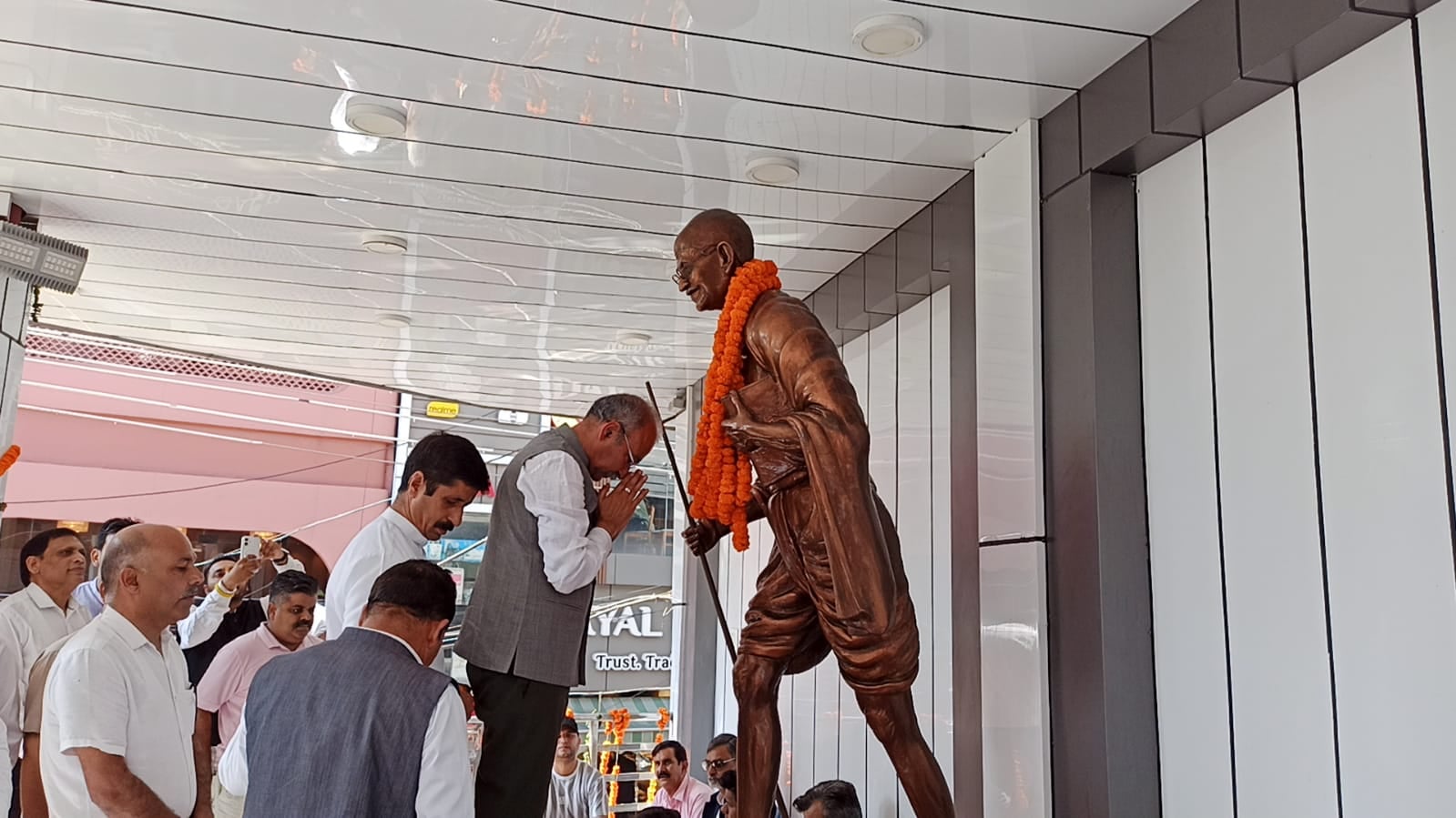 जय भीमा युवा मंडल समिति बटराण के सदस्य राष्ट्रपिता महात्मा गांधी को श्रद्धांजलि देते हुए। स्रोत जय भीमा युवा मंडल समिति बटराण के सदस्य राष्ट्रपिता महात्मा गांधी को श्रद्धांजलि देते हुए। स्रोत