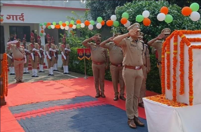 जयंती पर गांधी-शास्त्री को नमन करतीं डीएम व पुलिस अधिकारी। जयंती पर गांधी-शास्त्री को नमन करतीं डीएम व पुलिस अधिकारी।