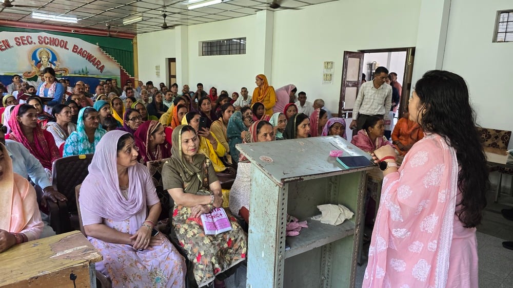 झलान पंचायत में आयोजित ग्राम सभा में उपस्थित ग्रामीण। संवाद झलान पंचायत में आयोजित ग्राम सभा में उपस्थित ग्रामीण। संवाद