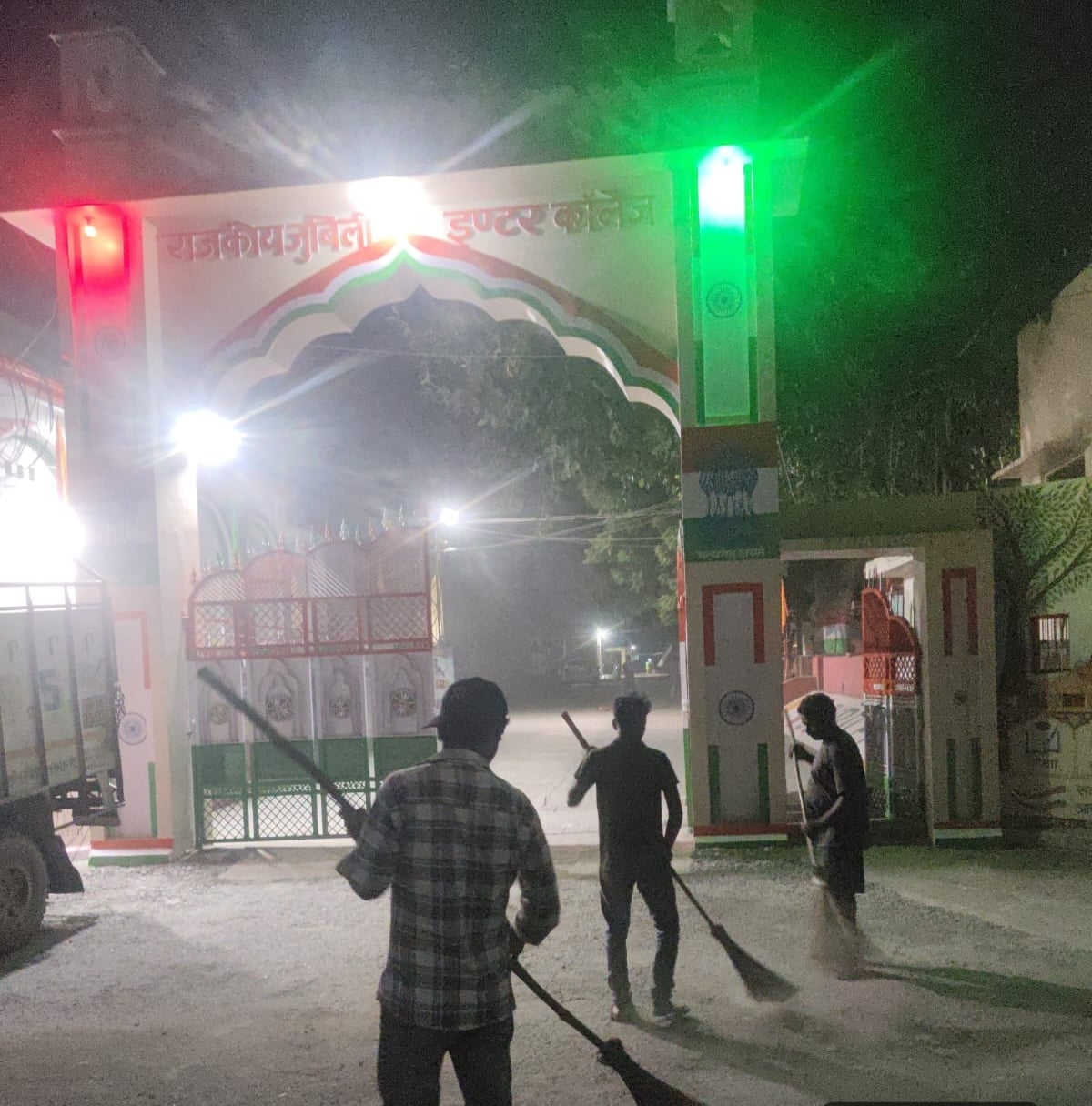 कॉलेज के मार्ग पर दोपहर में पड़ा कूड़ा और रात में सफाई करते कर्मचारी। कॉलेज के मार्ग पर दोपहर में पड़ा कूड़ा और रात में सफाई करते कर्मचारी।