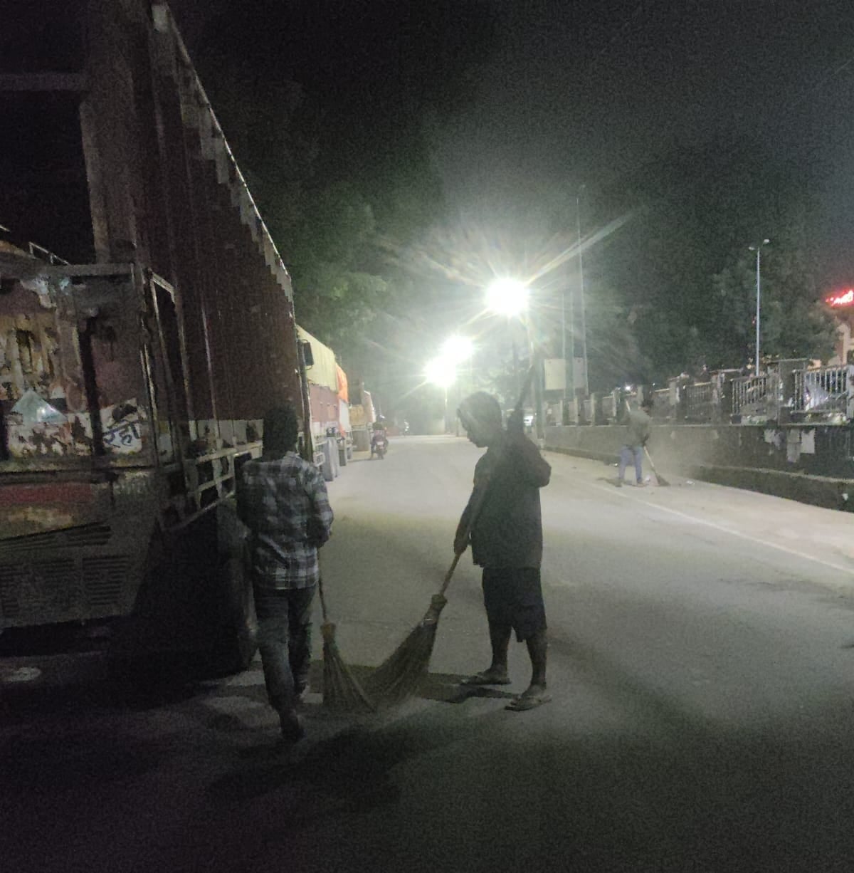 कॉलेज के मार्ग पर दोपहर में पड़ा कूड़ा और रात में सफाई करते कर्मचारी। कॉलेज के मार्ग पर दोपहर में पड़ा कूड़ा और रात में सफाई करते कर्मचारी।