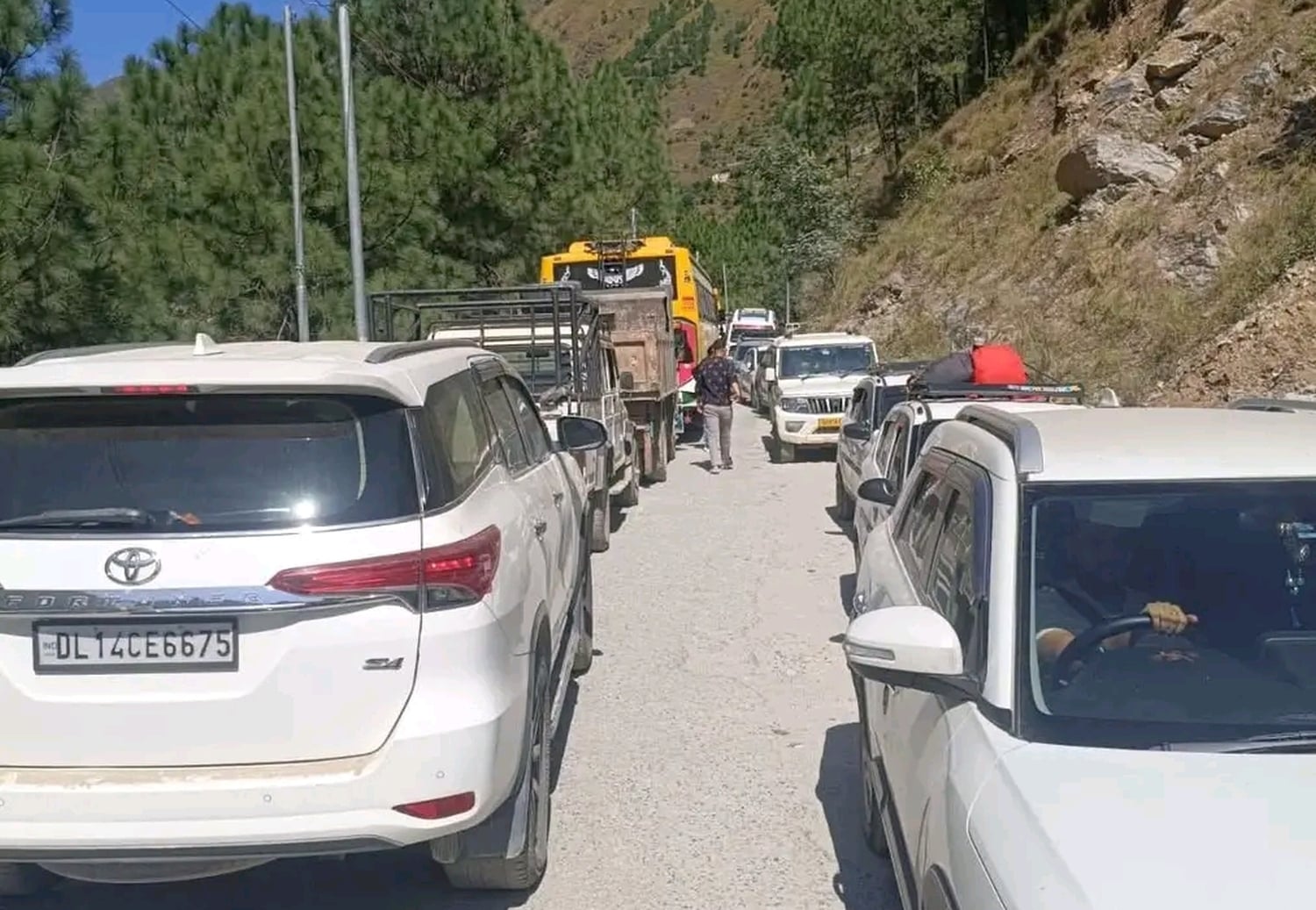 कुल्लू के बंजार के जिभी के समीप लगा पर्यटक वाहनों का लंबा जाम।-संवाद कुल्लू के बंजार के जिभी के समीप लगा पर्यटक वाहनों का लंबा जाम।-संवाद