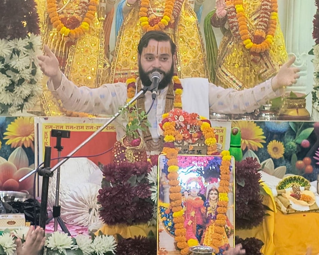 कुर्रियाकलां में शीतला माता मंदिर पर सुंदर कांड पाठ में शामिल श्रद्धालु। स्रोत: जागरूक पाठक