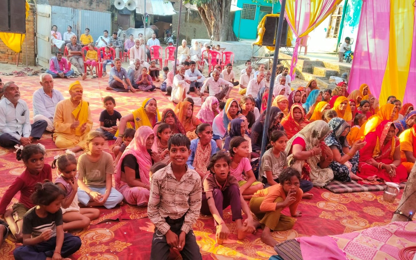 कुर्रियाकलां में शीतला माता मंदिर पर सुंदर कांड पाठ में शामिल श्रद्धालु। स्रोत: जागरूक पाठक