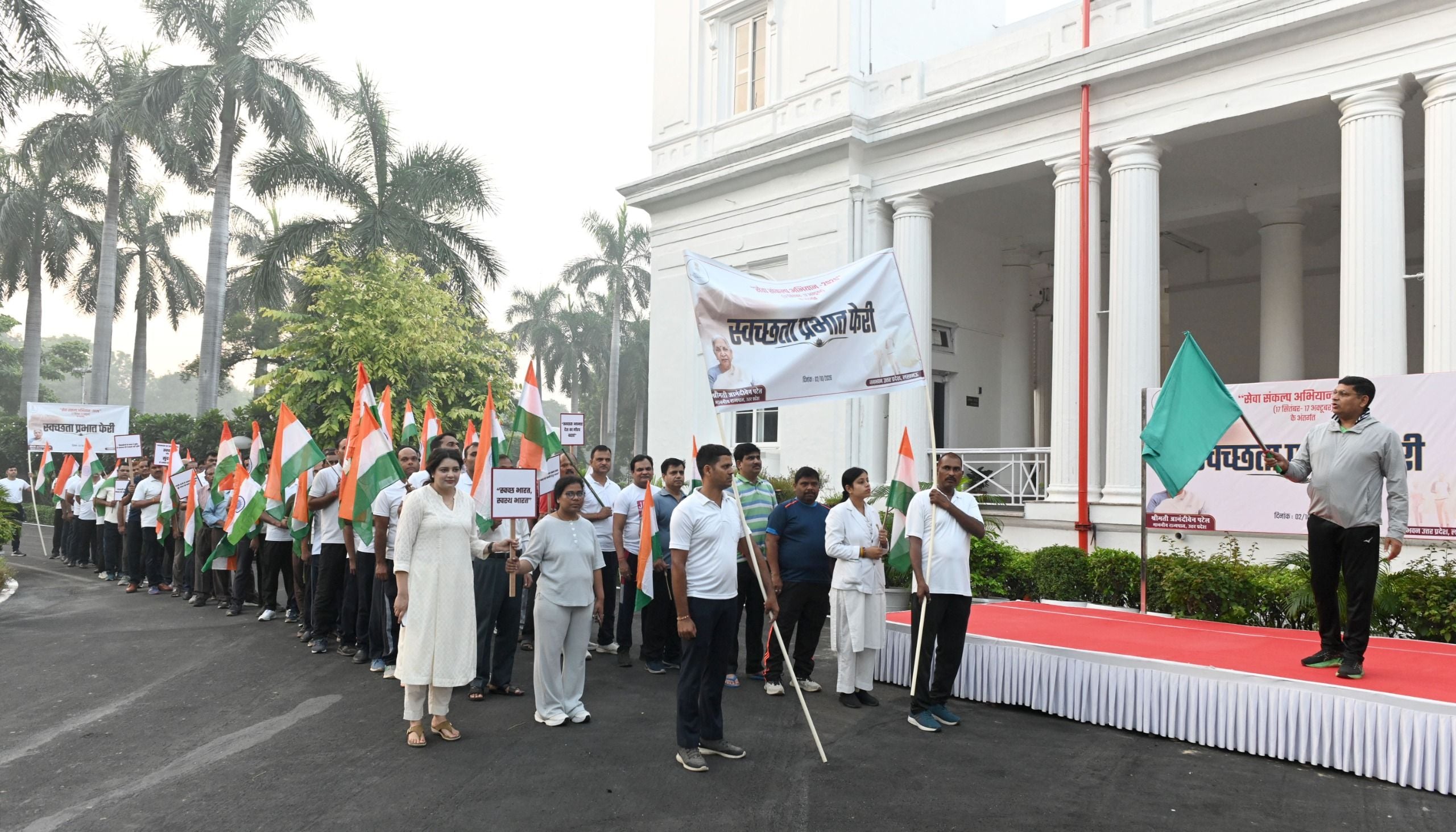 कार्यक्रम में पुष्पांजलि अर्पित करतीं राज्यपाल आनंदीबेन पटेल। स्रोत ः जनभवन कार्यक्रम में पुष्पांजलि अर्पित करतीं राज्यपाल आनंदीबेन पटेल। स्रोत ः जनभवन