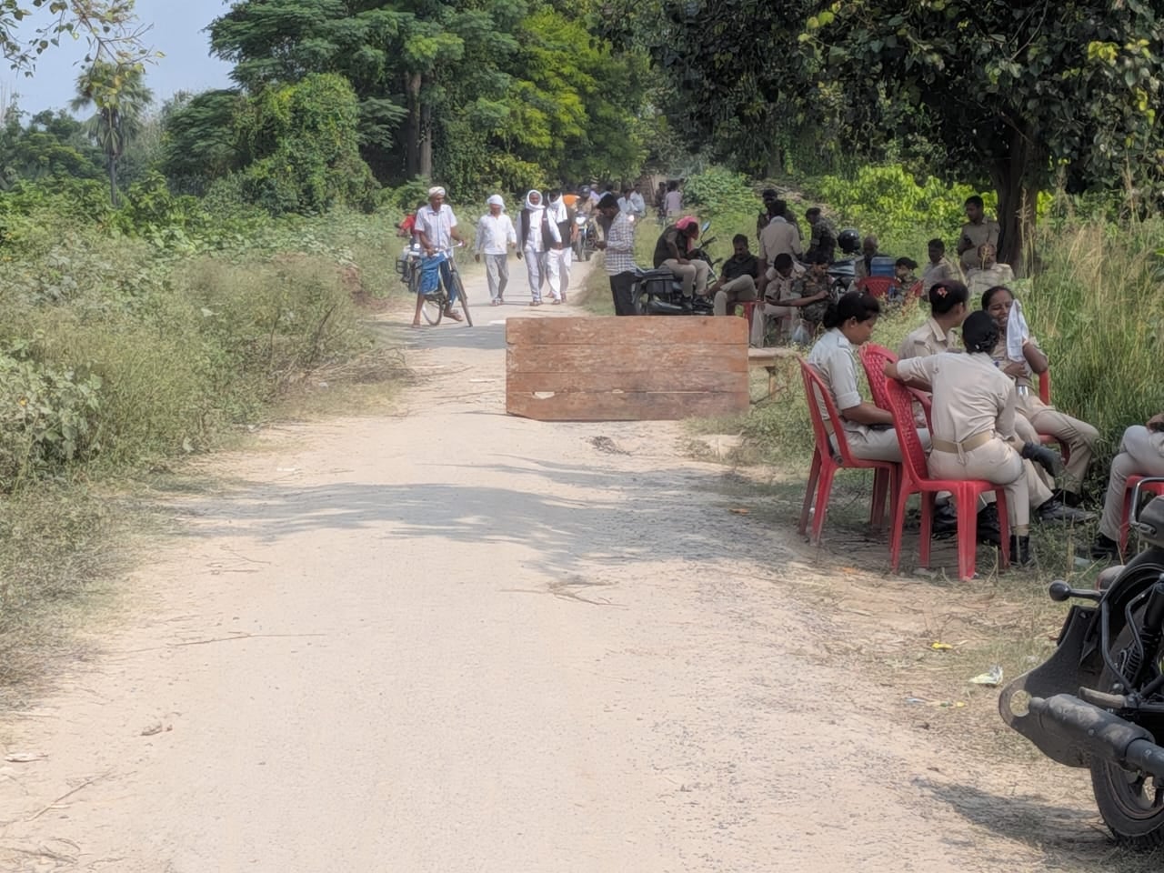 कुशीनगर : अहिरौलीदान-सलेहपुर बांध क्षतिग्रस्त होने और रिसाव की सूचना पर जुटी भीड़ व मौजूद पुलिस कुशीनगर : अहिरौलीदान-सलेहपुर बांध क्षतिग्रस्त होने और रिसाव की सूचना पर जुटी भीड़ व मौजूद पुलिस