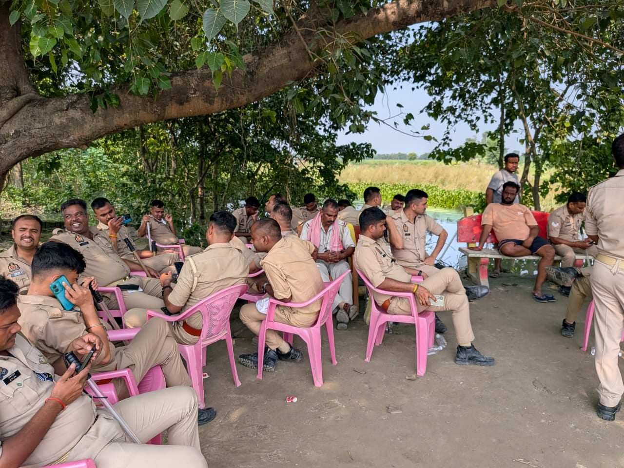 कुशीनगर : अहिरौलीदान-सलेहपुर बांध क्षतिग्रस्त होने और रिसाव की सूचना पर जुटी भीड़ व मौजूद पुलिस कुशीनगर : अहिरौलीदान-सलेहपुर बांध क्षतिग्रस्त होने और रिसाव की सूचना पर जुटी भीड़ व मौजूद पुलिस