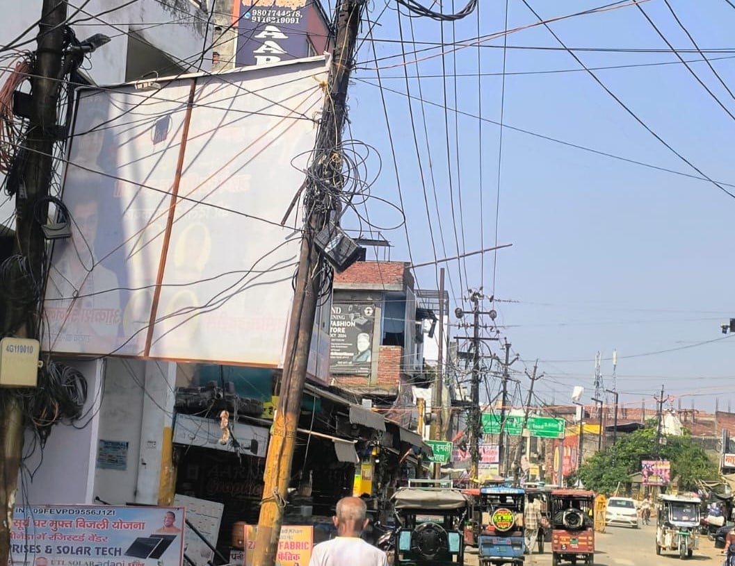 कवि तिराहे पर प्रेस क्लब के बाहर लगी होर्डिंग। संवाद कवि तिराहे पर प्रेस क्लब के बाहर लगी होर्डिंग। संवाद