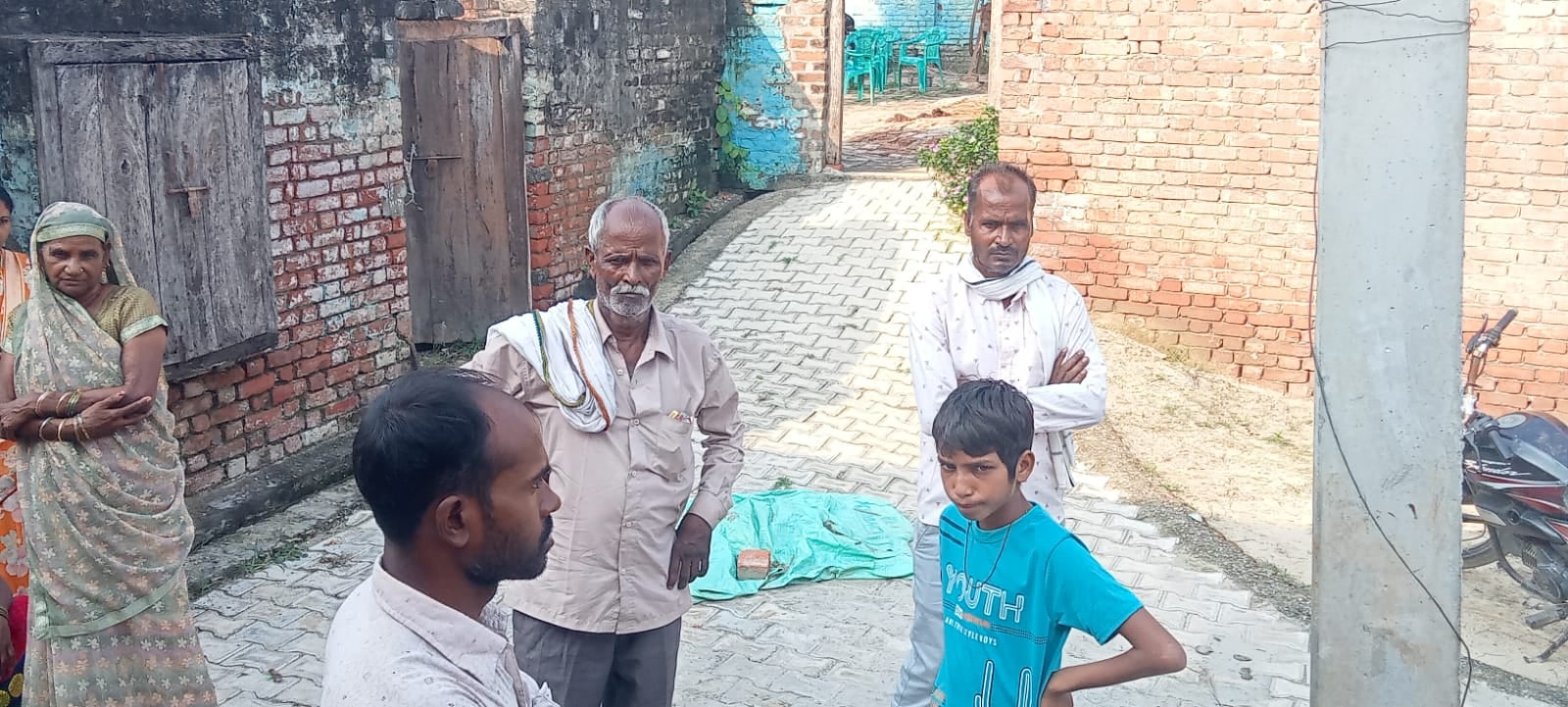 खुदागंज के गांव सूथा में साधुओं की हत्या के बाद मंदिर परिसर में पसरा सन्नाटा। संवाद खुदागंज के गांव सूथा में साधुओं की हत्या के बाद मंदिर परिसर में पसरा सन्नाटा। संवाद